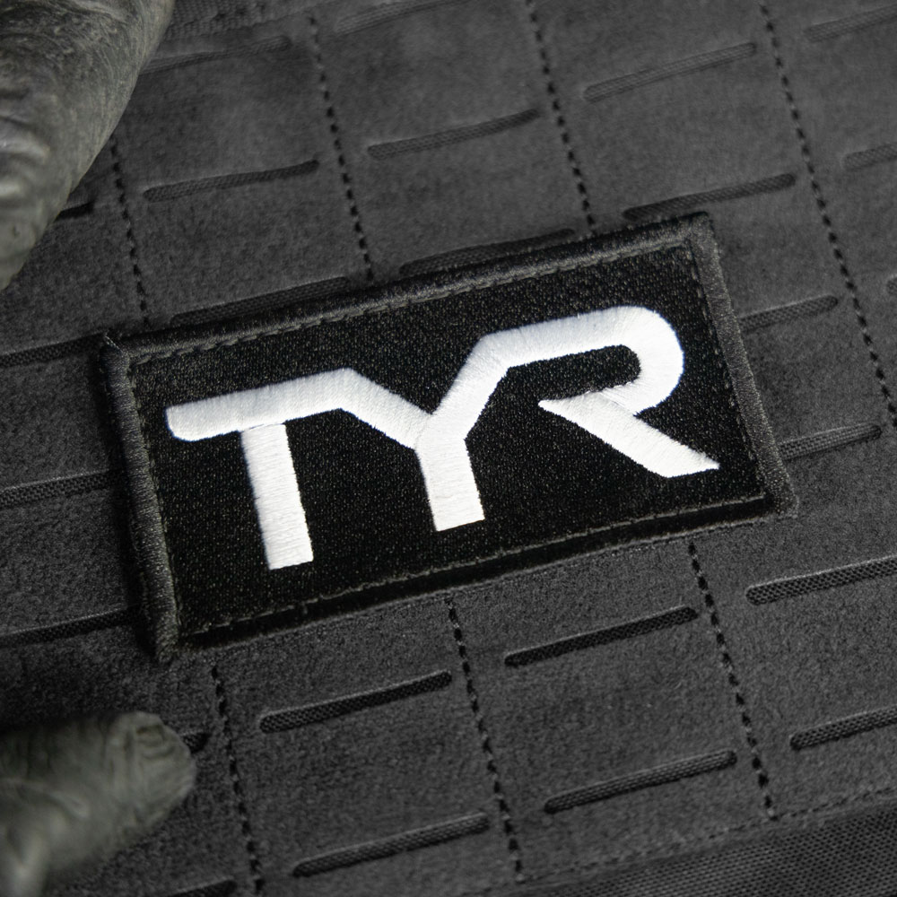 Patch mit TYR Logo und Affenhand Markenzeichen