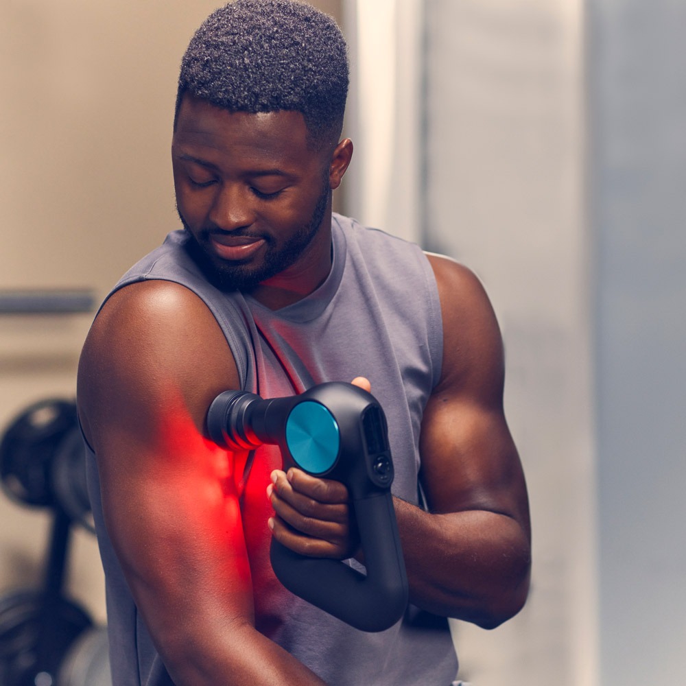 Perkussive Therapie mit Wärmefunktion Theragun Pro Plus