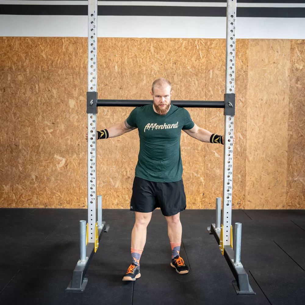 Athlet trägt affenhand yoke